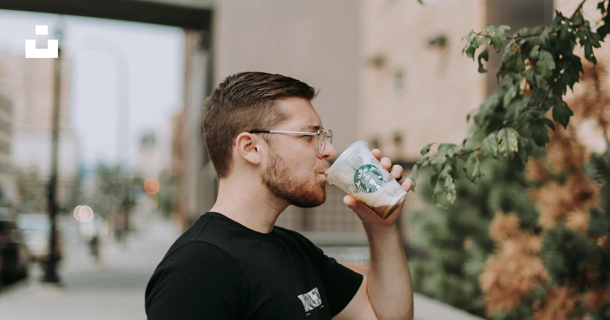 Foto Hombre bebiendo café de Starbucks – Imagen Estados Unidos gratis ...