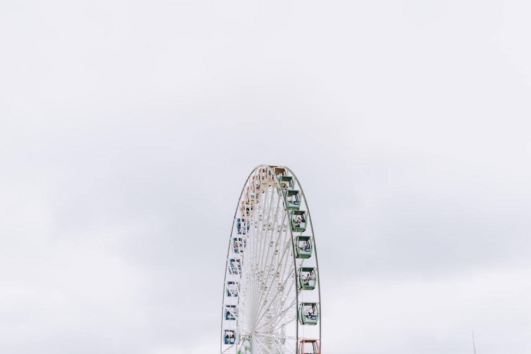 ferris wheel under white clouds at daytime