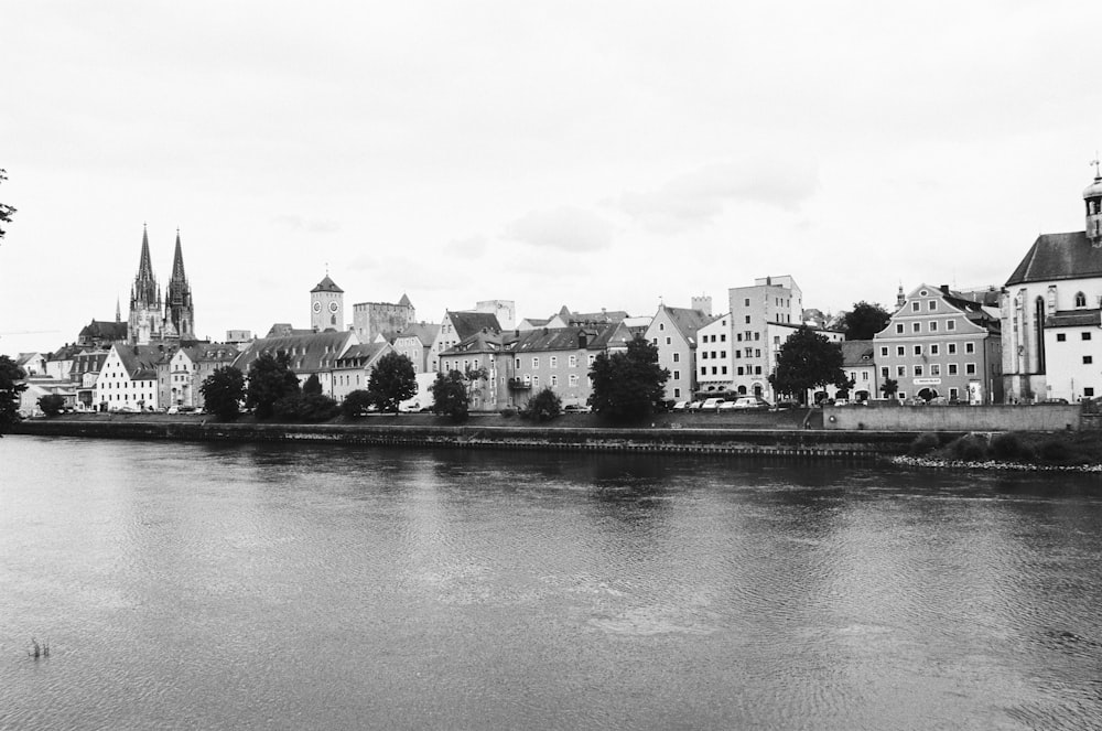 Graustufenfotografie einer Stadt in der Nähe eines Flusses