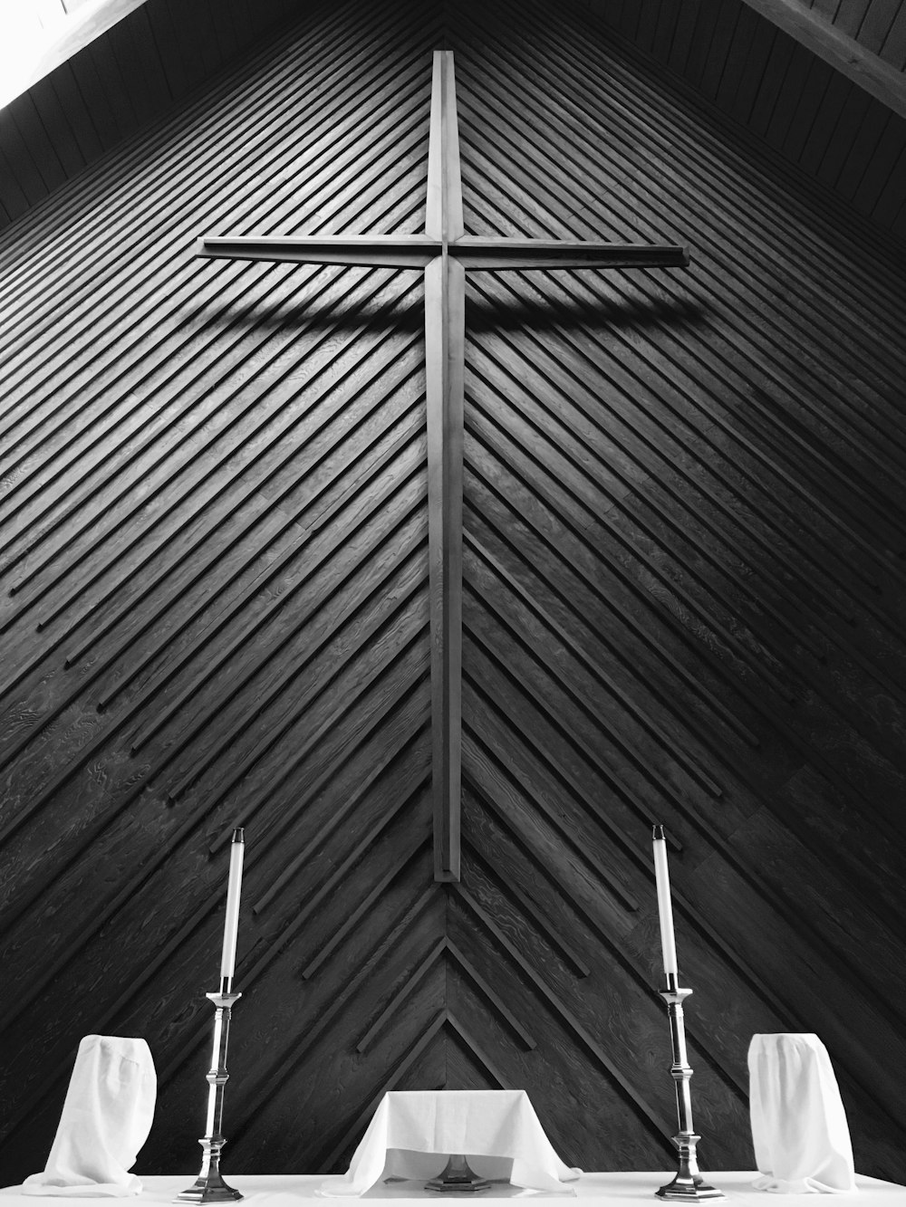 Kirchenaltar mit schwarzem Kreuz an der Wand