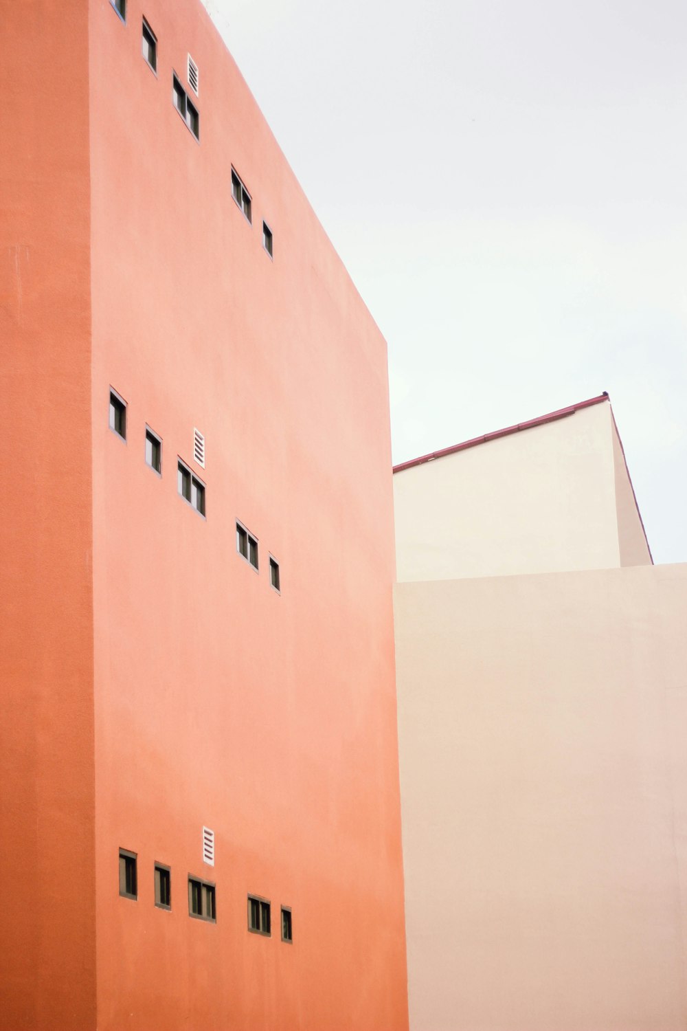 주황색 페인트 건물