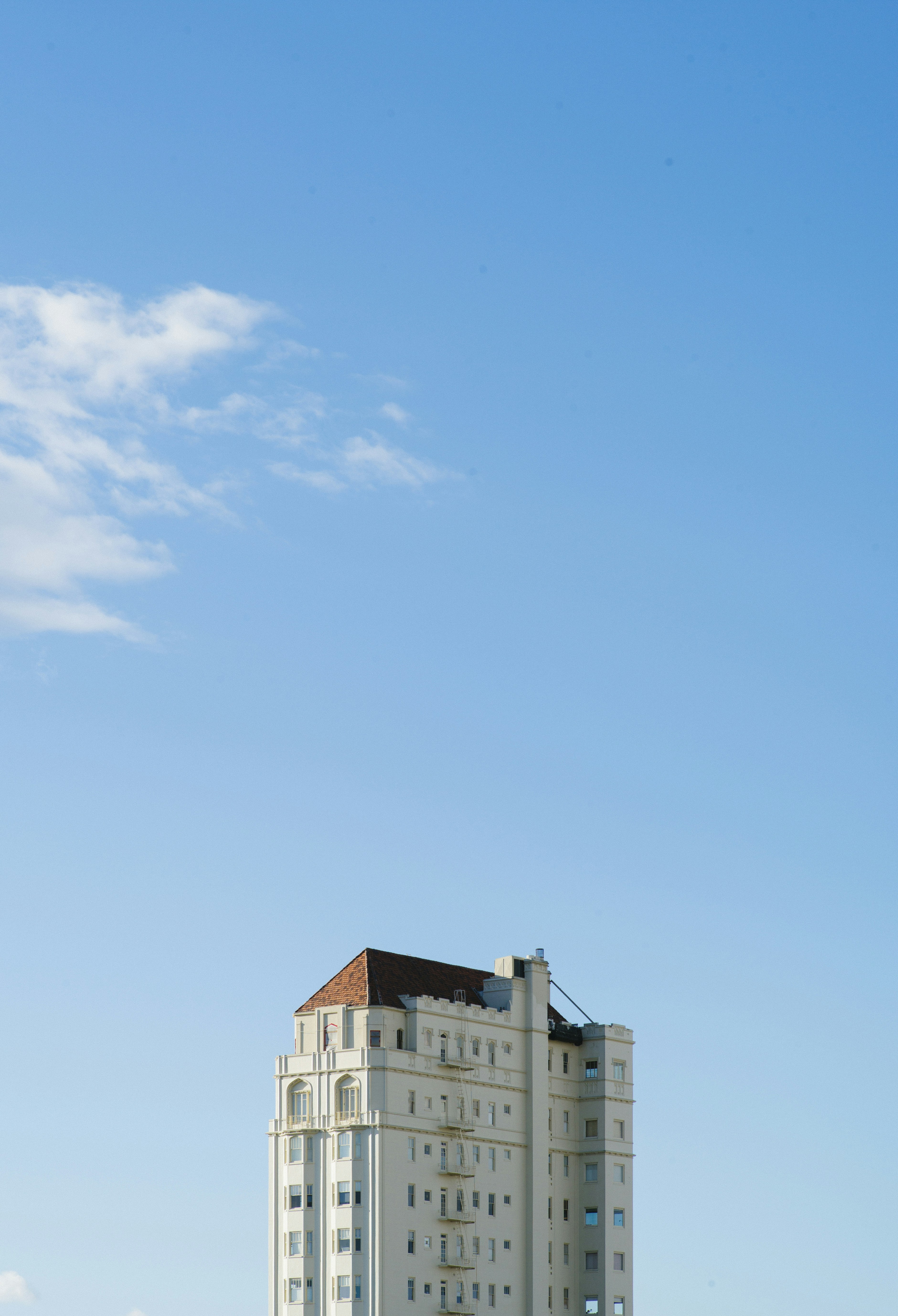 Weißes Betongebäude unter blauem Himmel