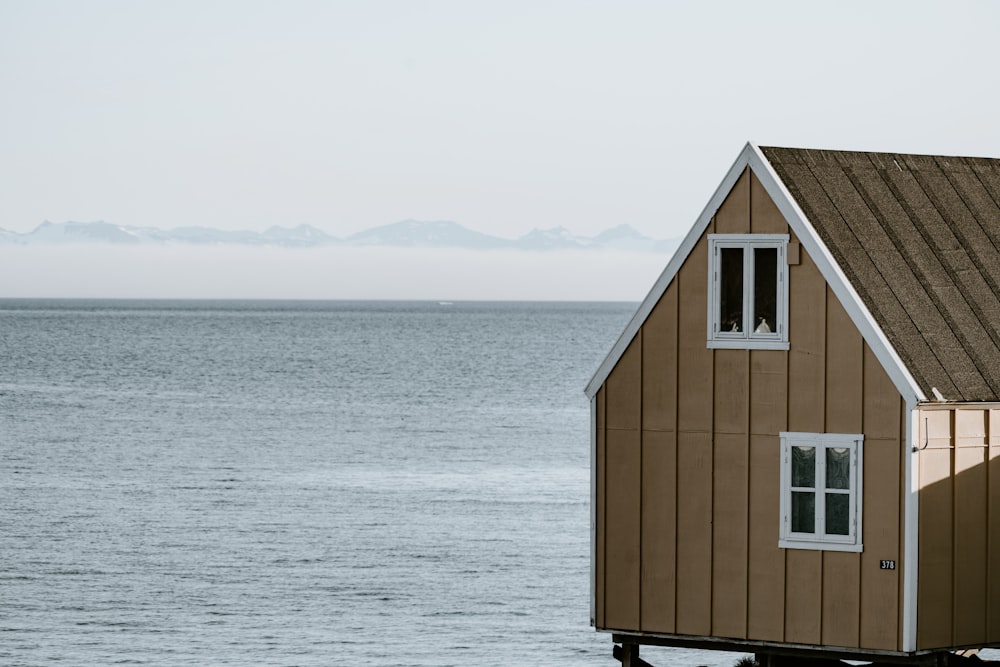 Mobil-home marron et blanc au bord de la mer