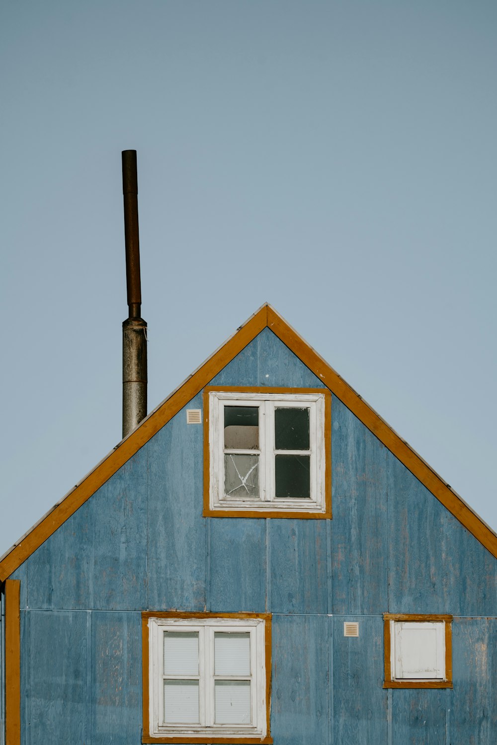 foto da casa de madeira azul e marrom