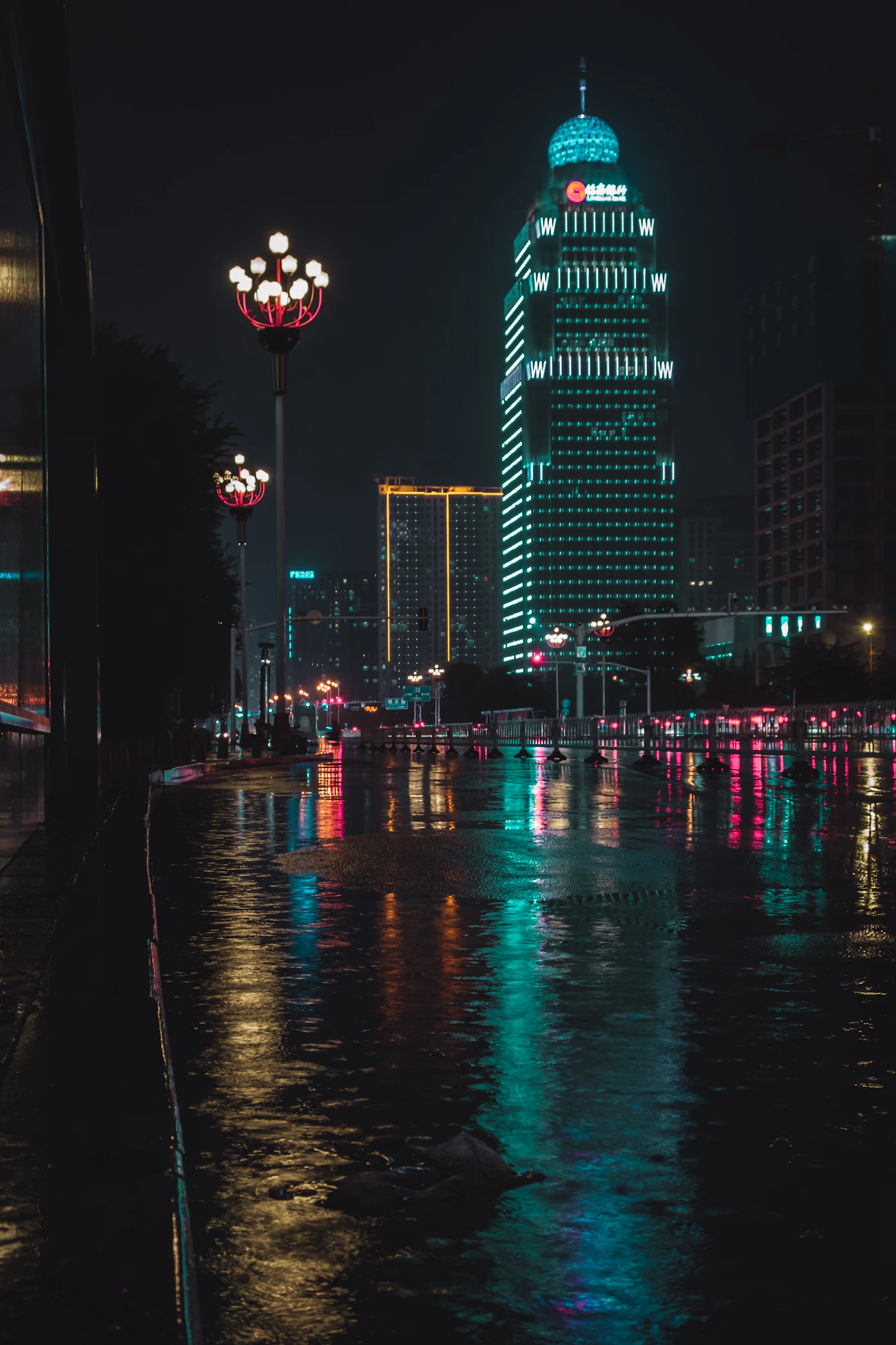 雨后城市街道与灯光倒影