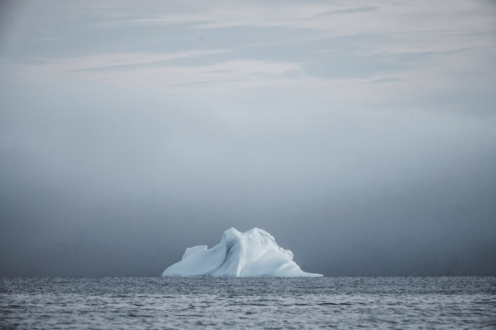 iceberg no corpo de água