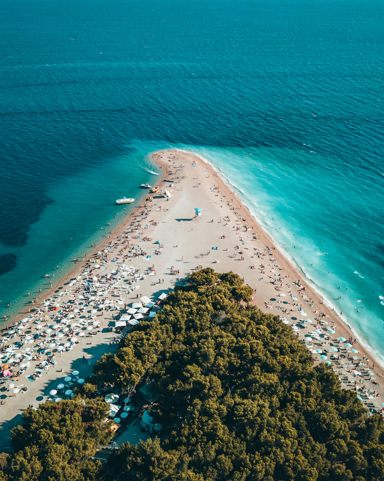 Luchtfoto van een eiland met turquoise water