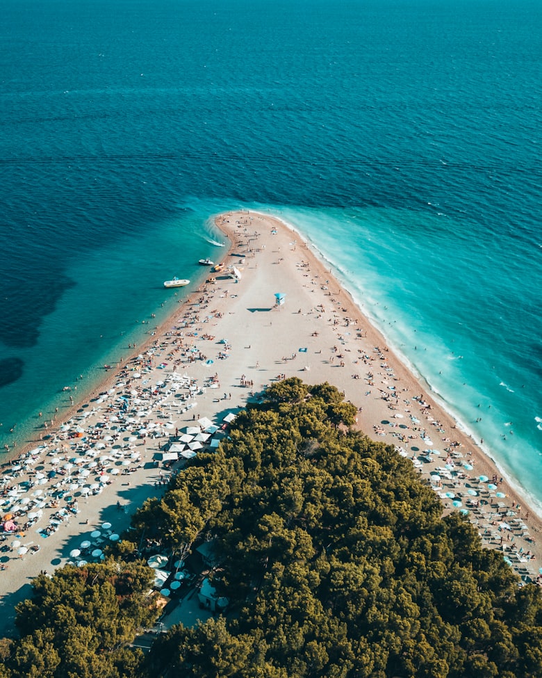 Luchtfoto van een eiland met turquoise water