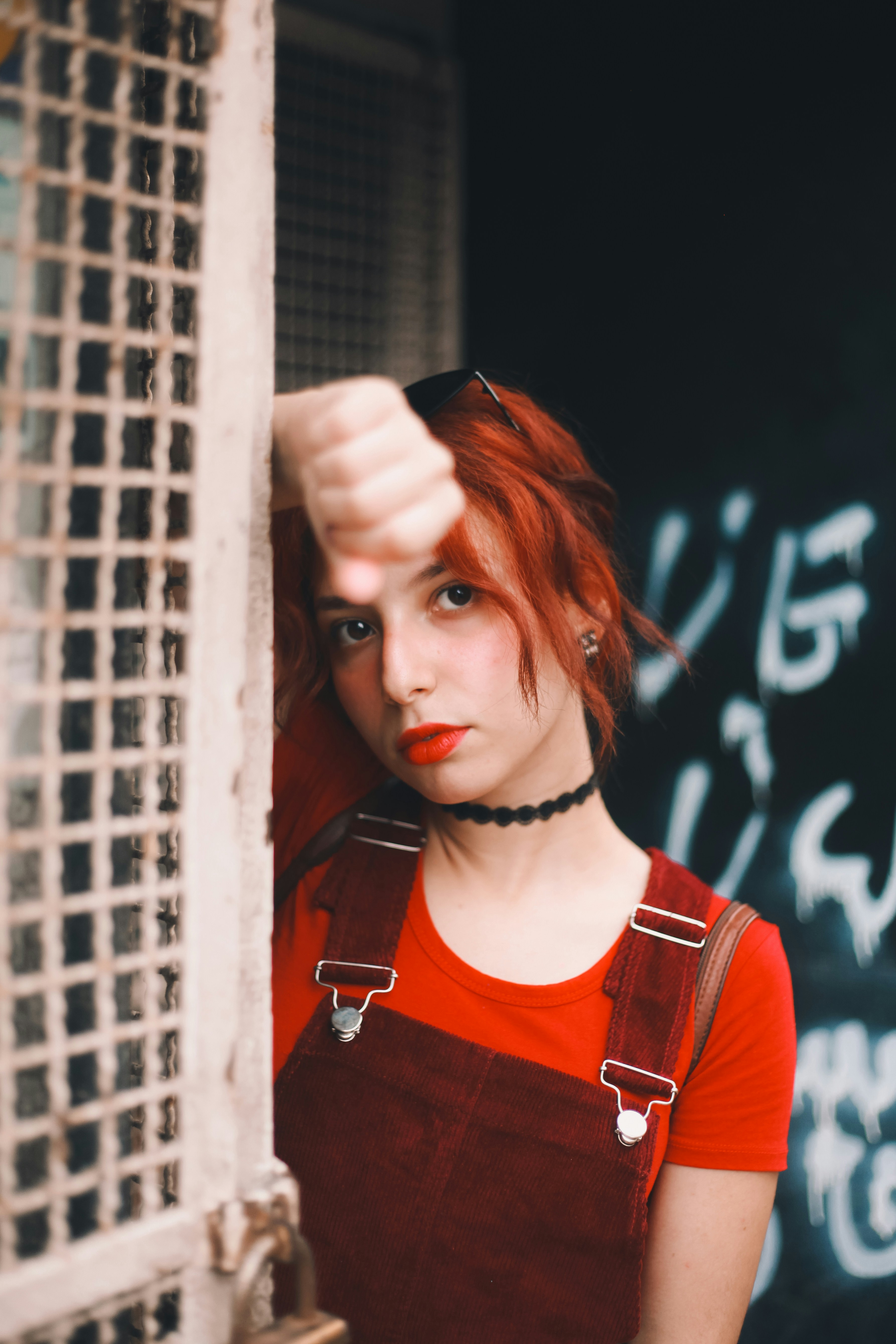 Kemeja crew-neck merah wanita