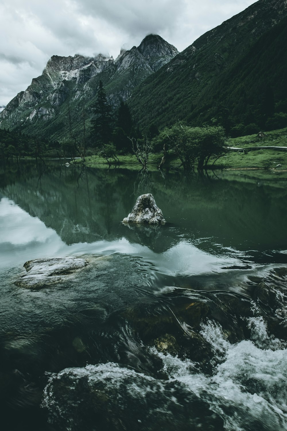 Pierre sur la rivière près de la montagne