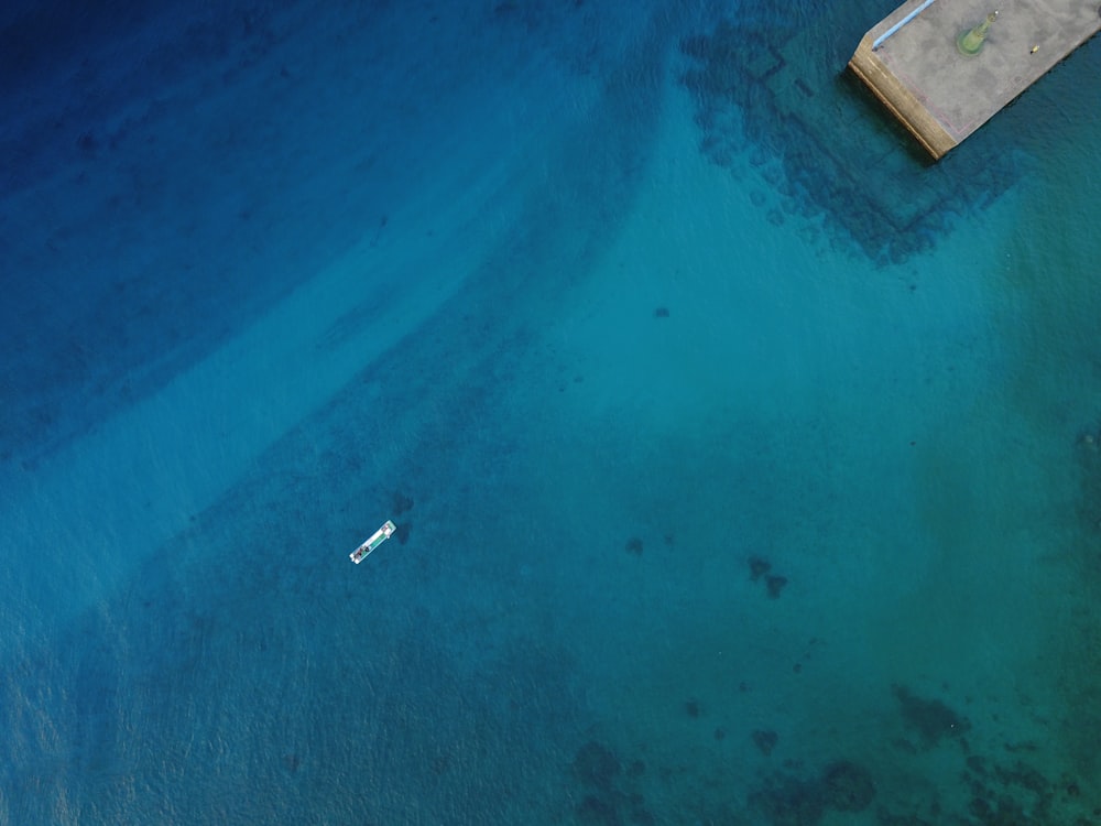 fotografia aérea de barco no mar durante o dia
