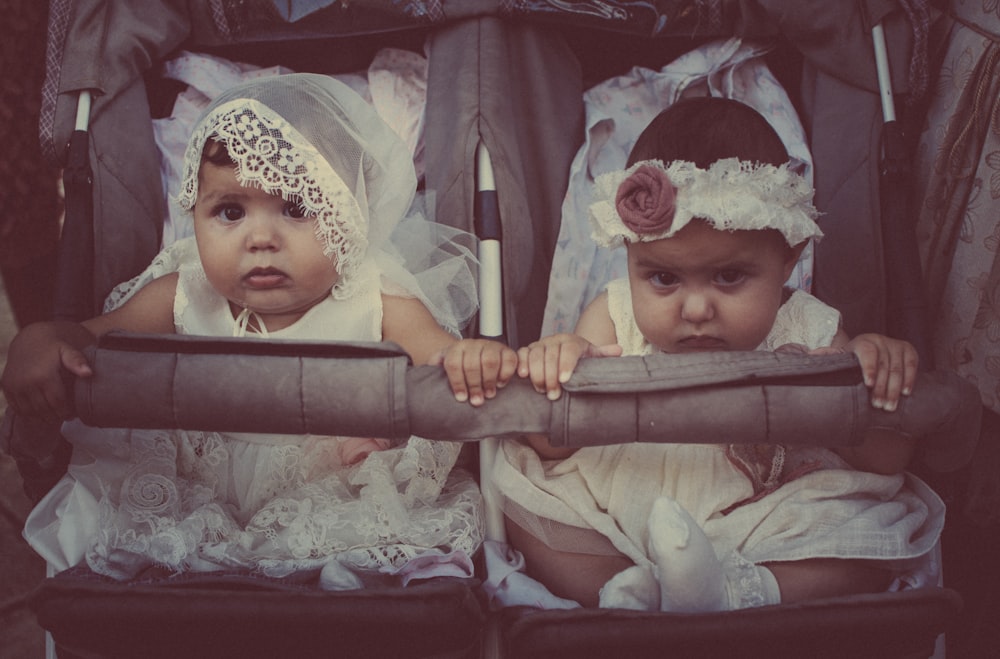 due ragazze su passeggino gemello