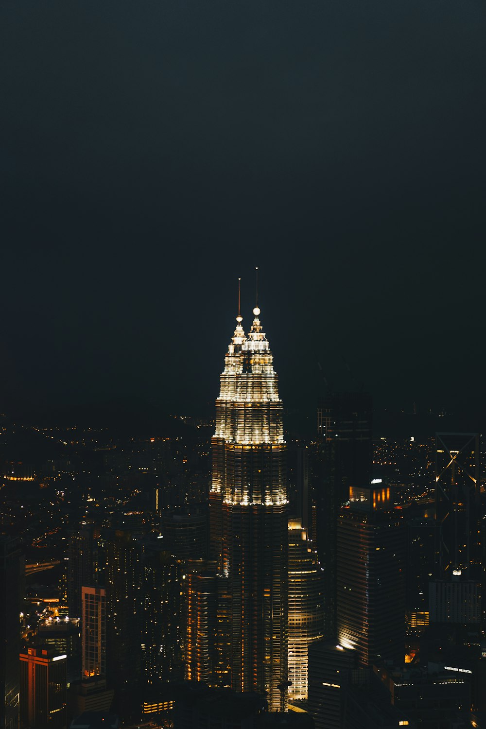 Foto des Turms bei Nacht