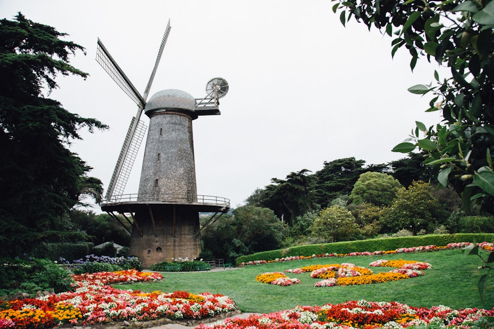 Moulin à vent gris entouré d’arbres pendant la journée