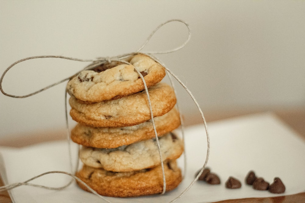 Fotografia em foco seletivo de biscoitos assados