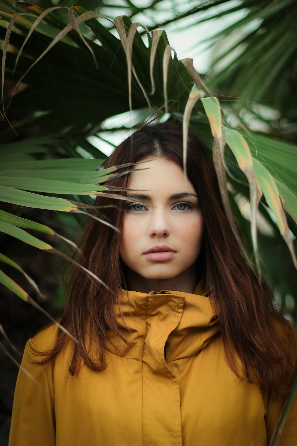 Selektive Fokusfotografie einer Frau in gelber Jacke