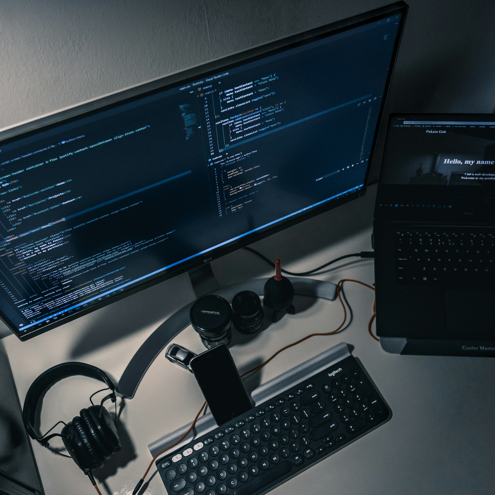 gray computer monitor
