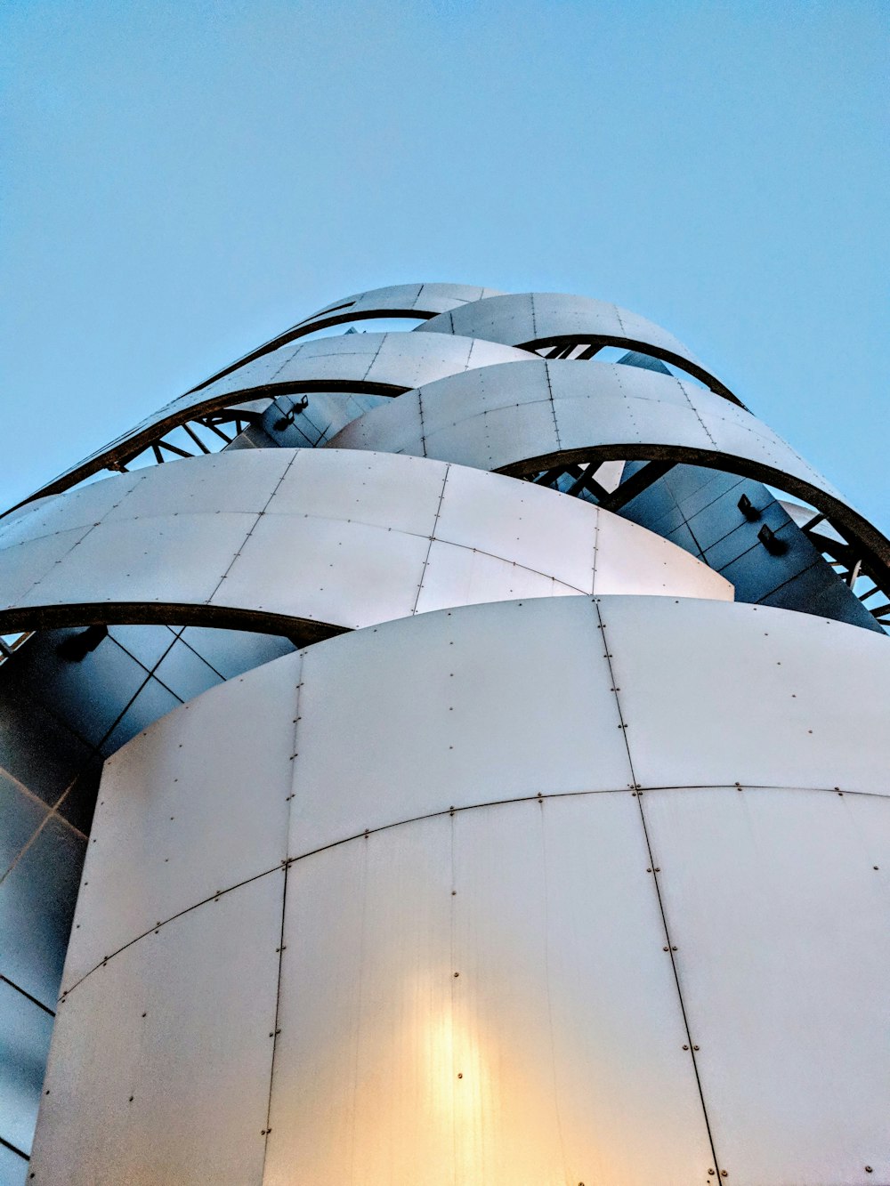 fotografia de baixo ângulo do edifício de metal cinzento