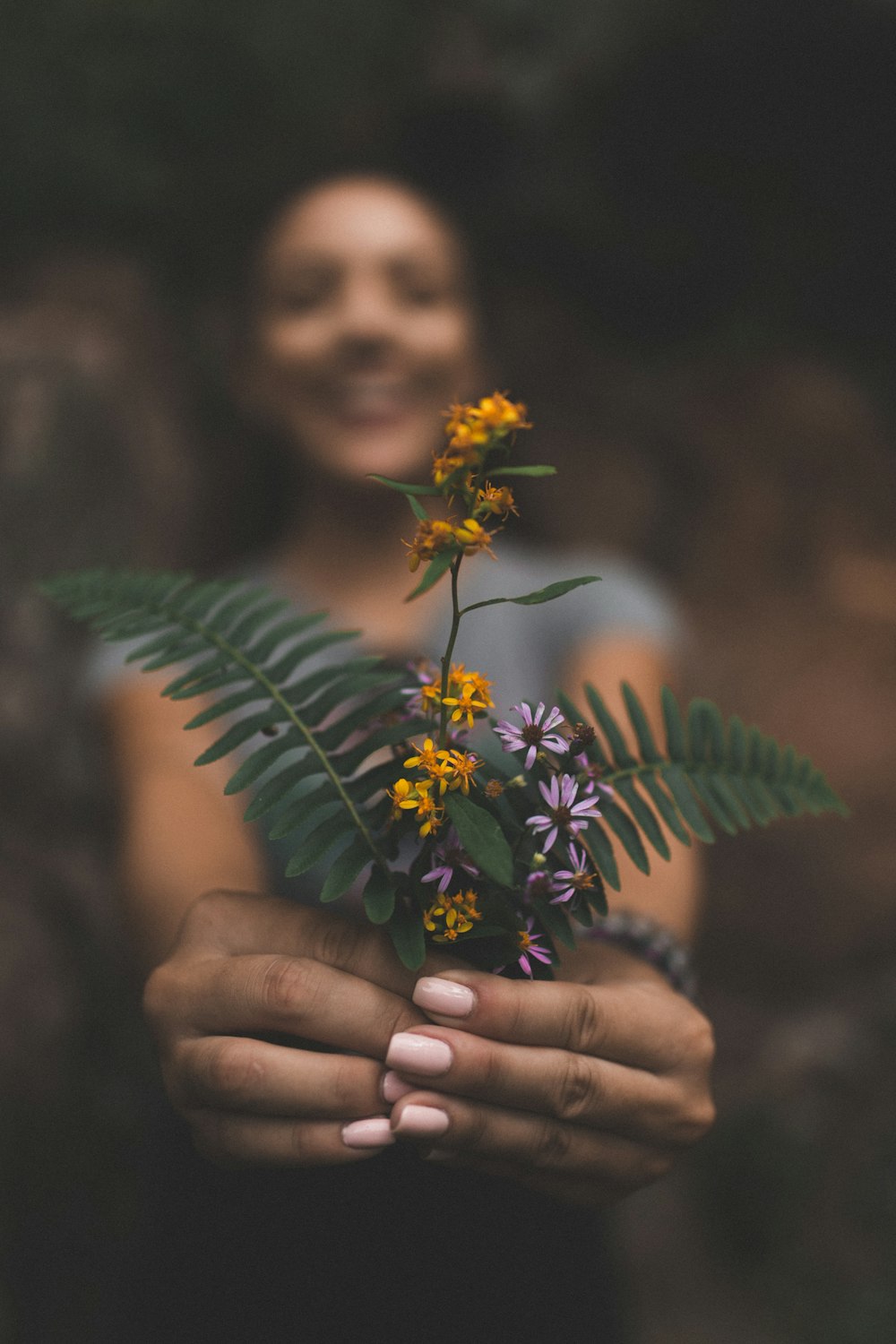 mujer sosteniendo flor de naranjo