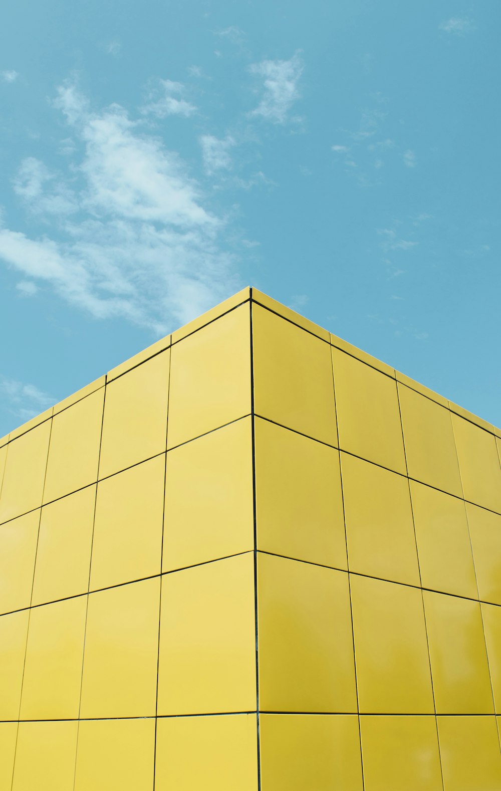 Edificio amarillo bajo el cielo azul durante el día