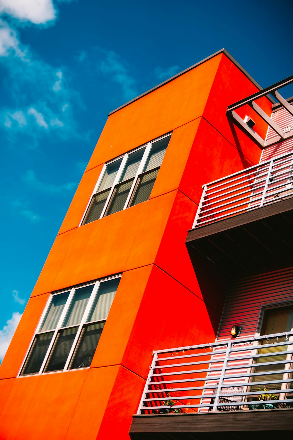 Orangefarbenes Betongebäude unter blauem Himmel während des Tages