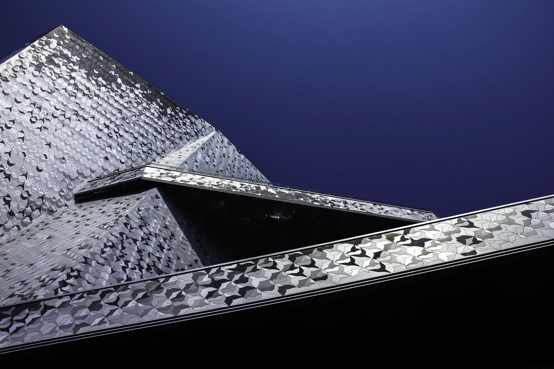 gray computer monitor