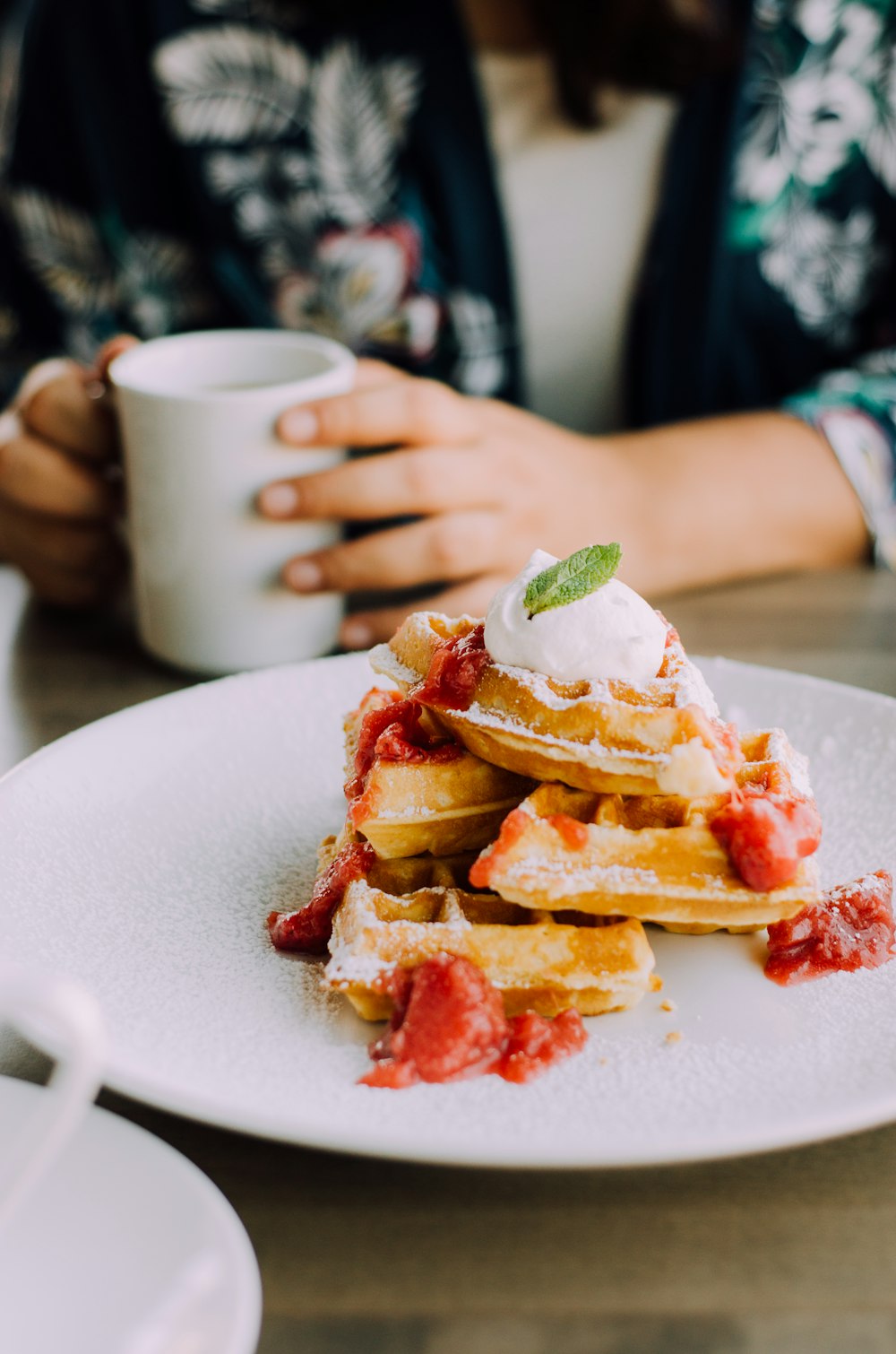 gebackene Waffeln mit Erdbeeren auf dem Teller