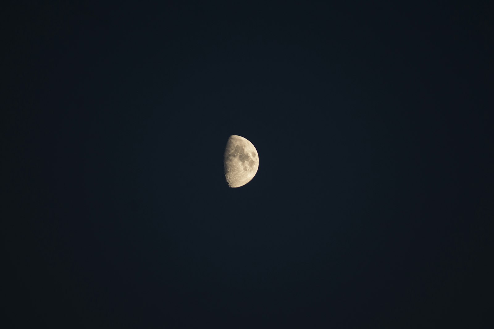 Sigma 70-300mm F4-5.6 APO DG Macro sample photo. Close-up photography of moon photography