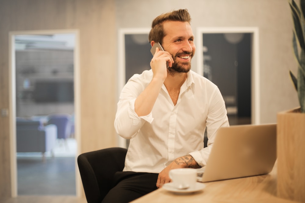 hombre usando un teléfono inteligente en una silla