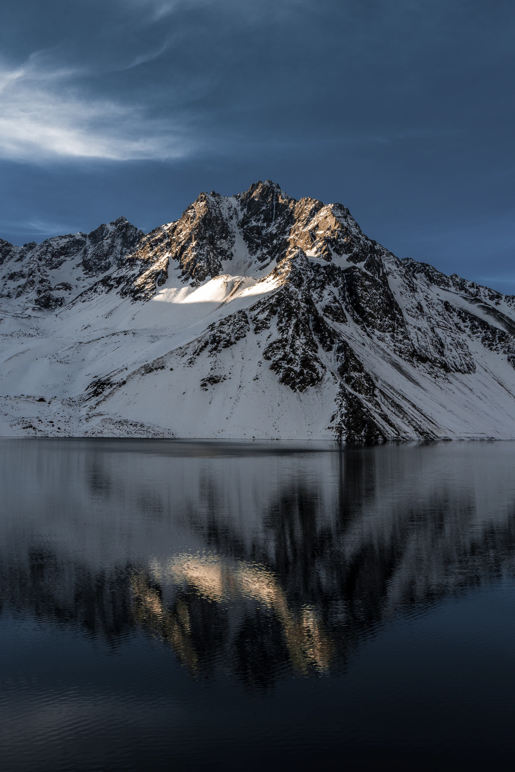 Embalse El Yeso rodeado por la Cordillera de los Andes, Santiago de Chile. Fotografía de Unsplash.