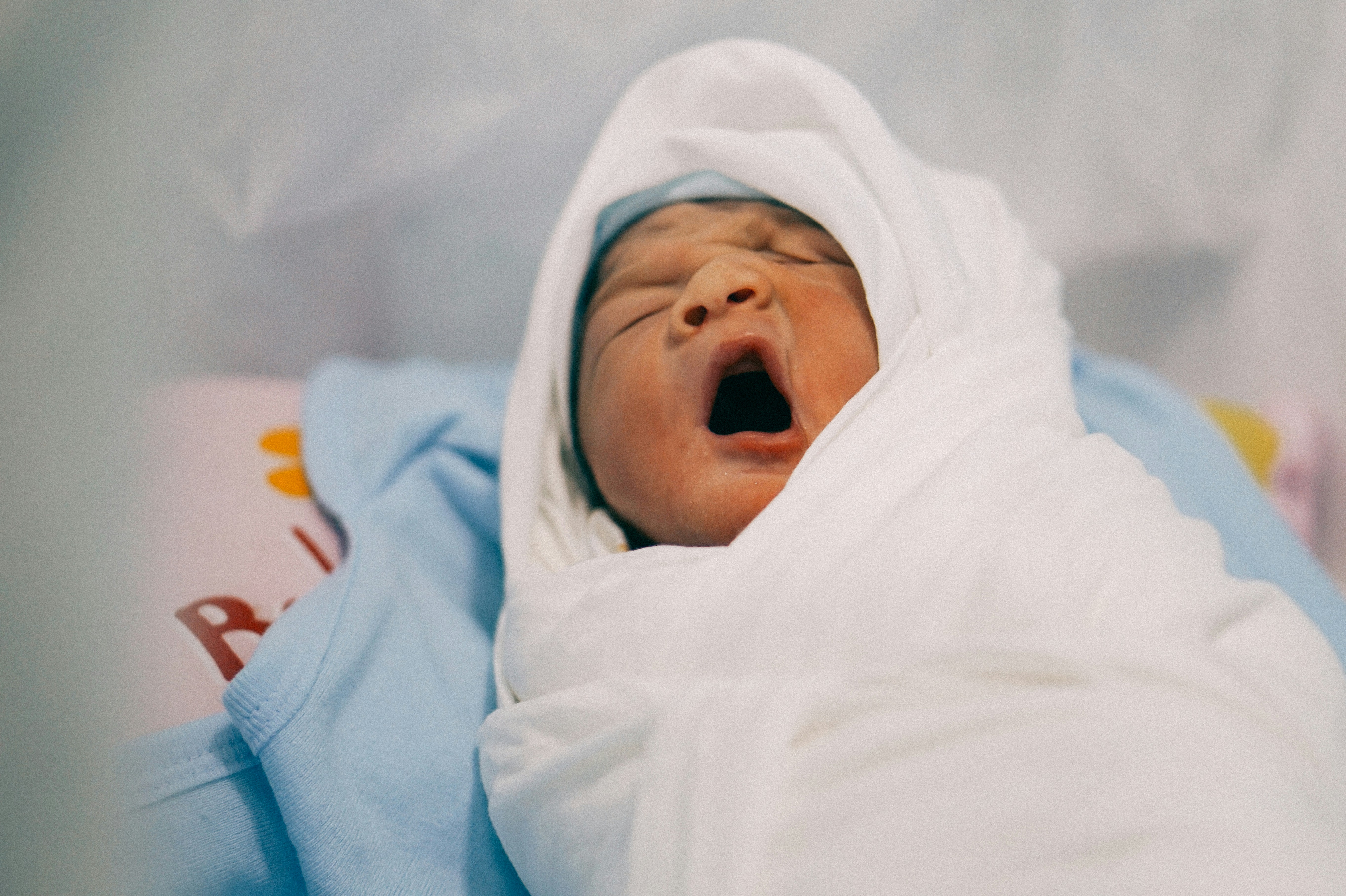 青い織物であくびをする赤ちゃんの写真 Unsplashで見つける茶色の無料写真