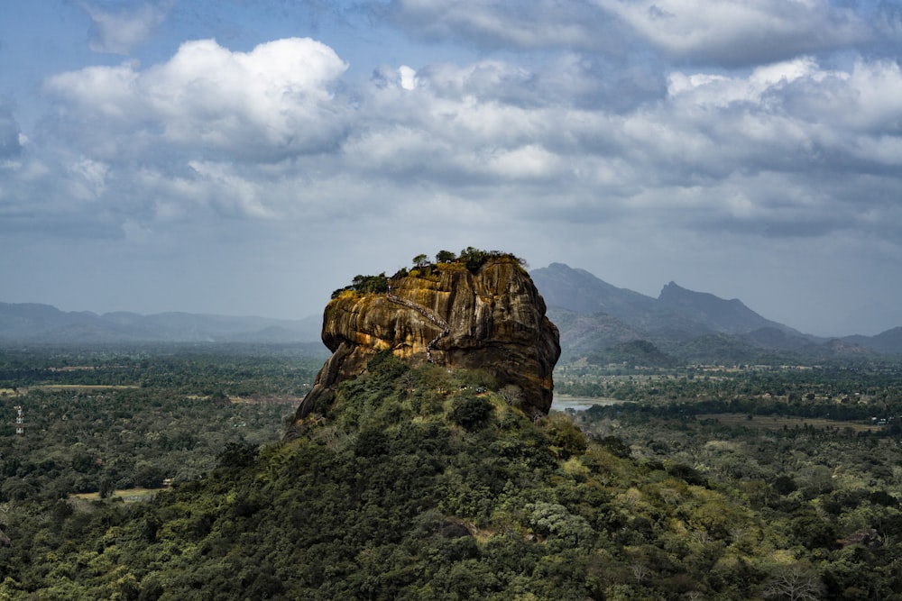 Brauner Felsberg unter bewölktem Himmel