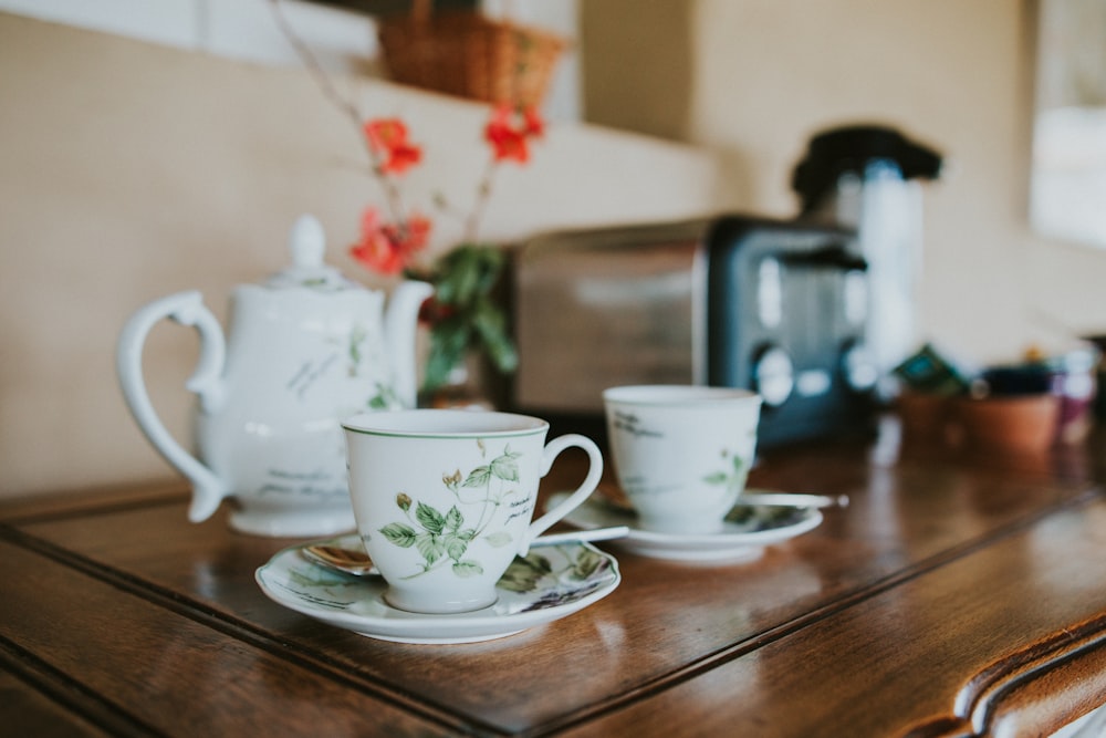 shallow focus photography of kettle with teacups