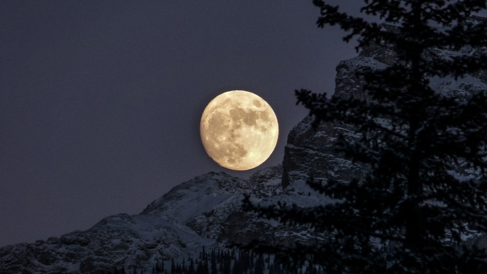 Montanhas glaciares durante a lua cheia