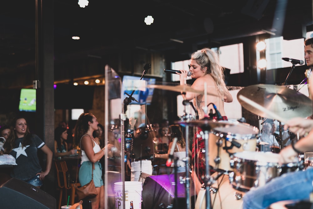 woman singing on focus photography