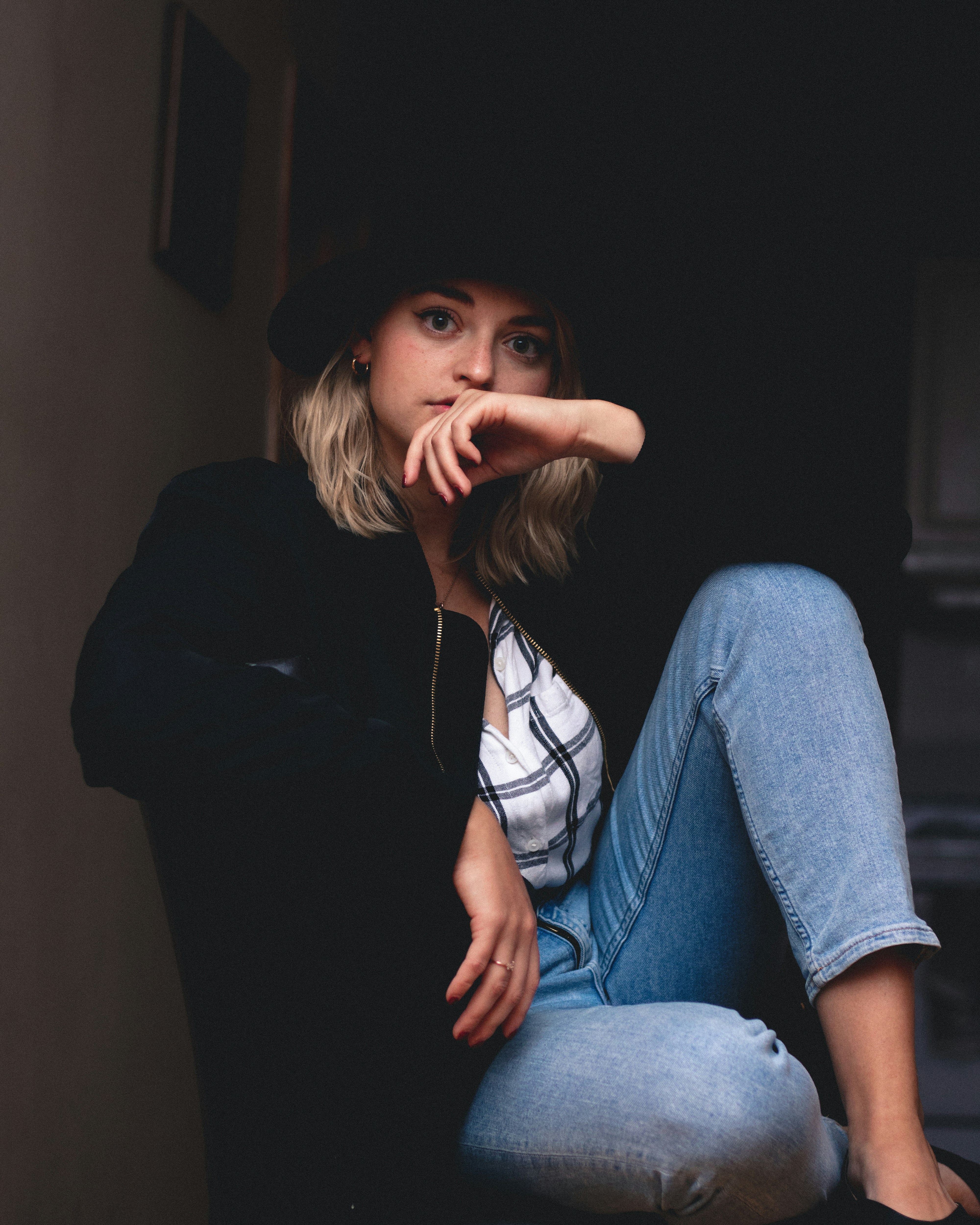 Frau in Blue Jeans und schwarzer Jacke