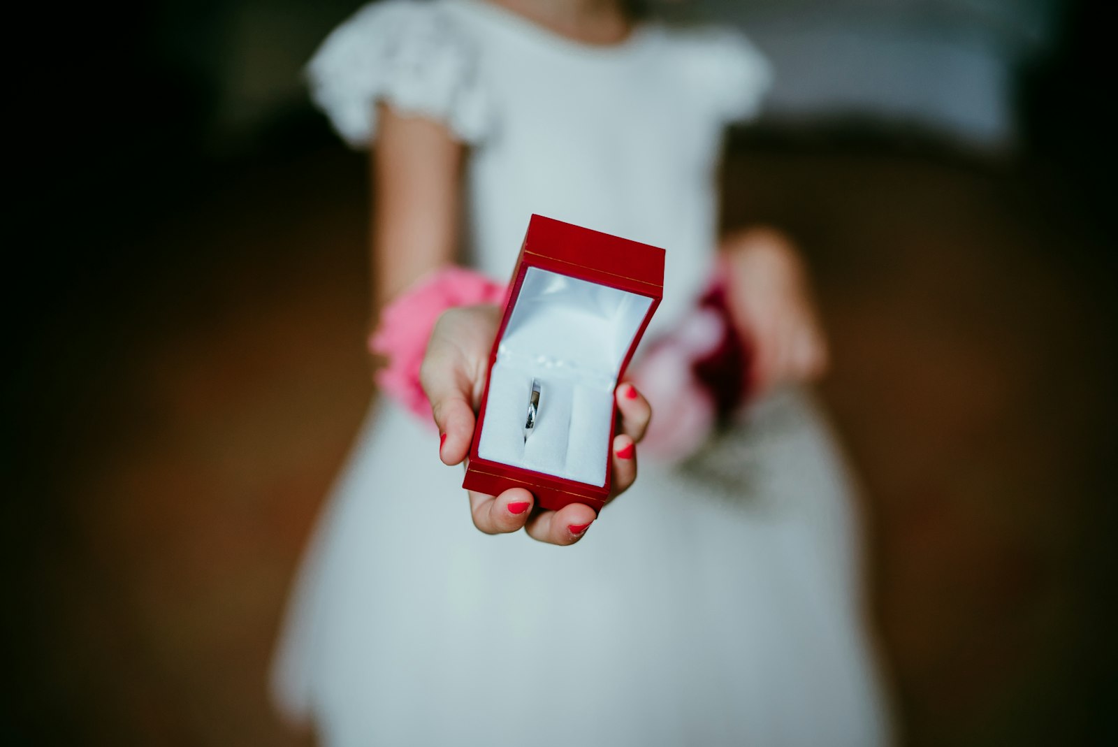 Sony a7S II + Sony Distagon T* FE 35mm F1.4 ZA sample photo. Kid holding red ring photography