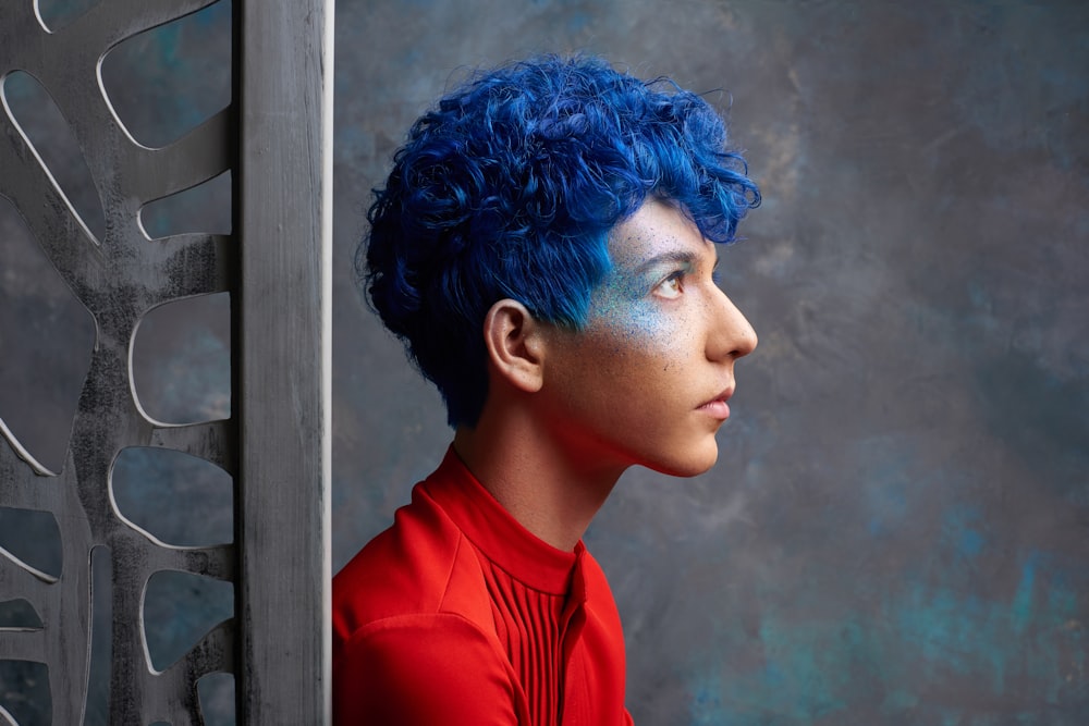 hombre de pelo azul con top rojo