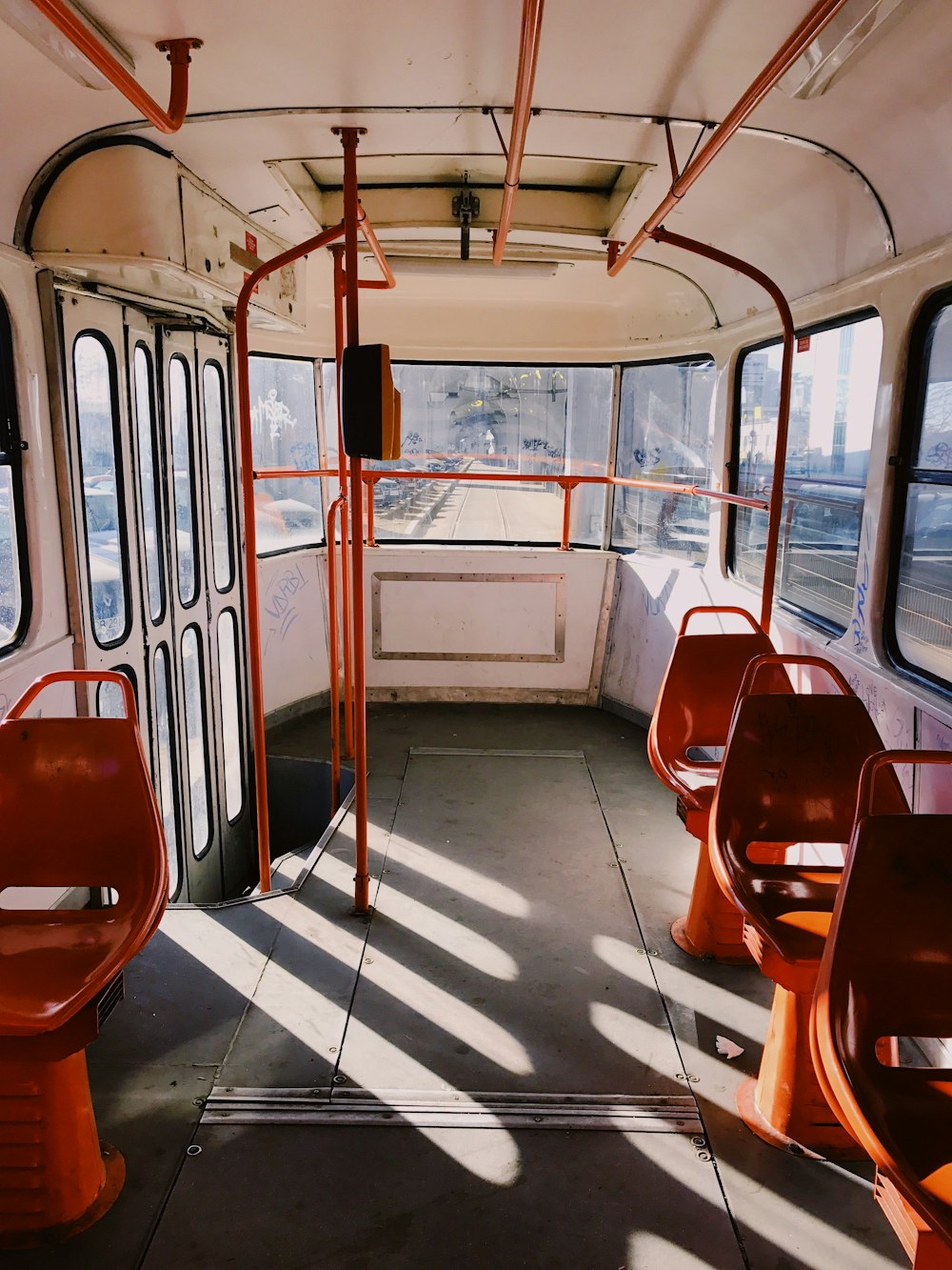 Chaises de train rouges