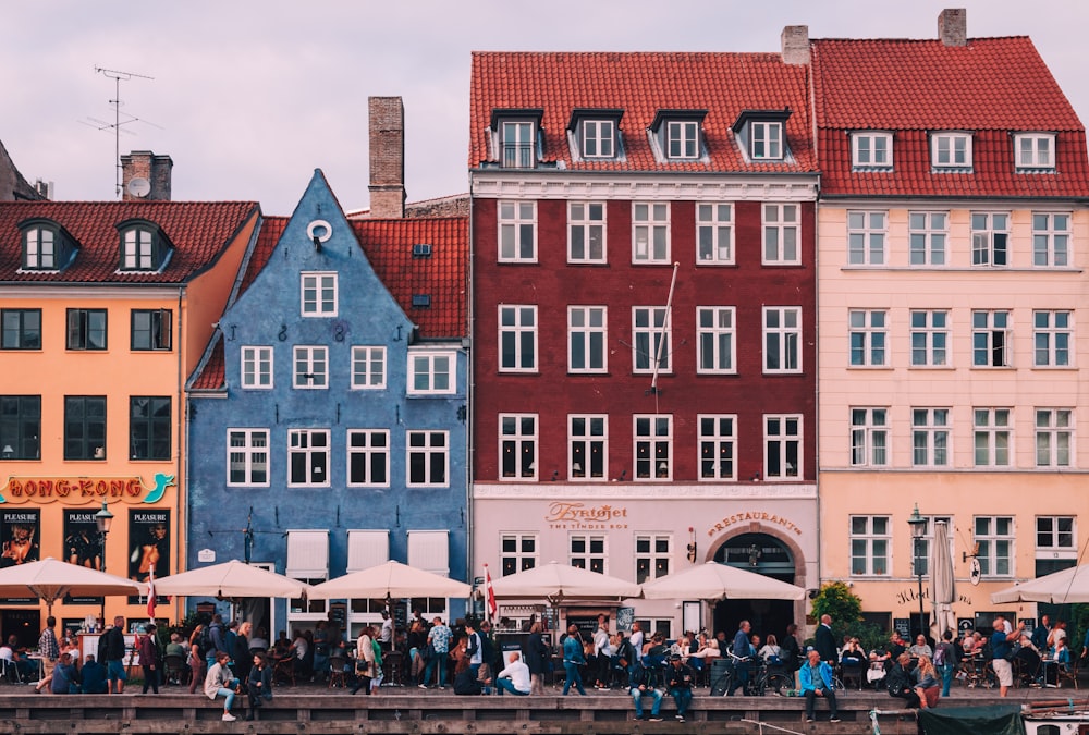 Personen tagsüber vor Gebäuden