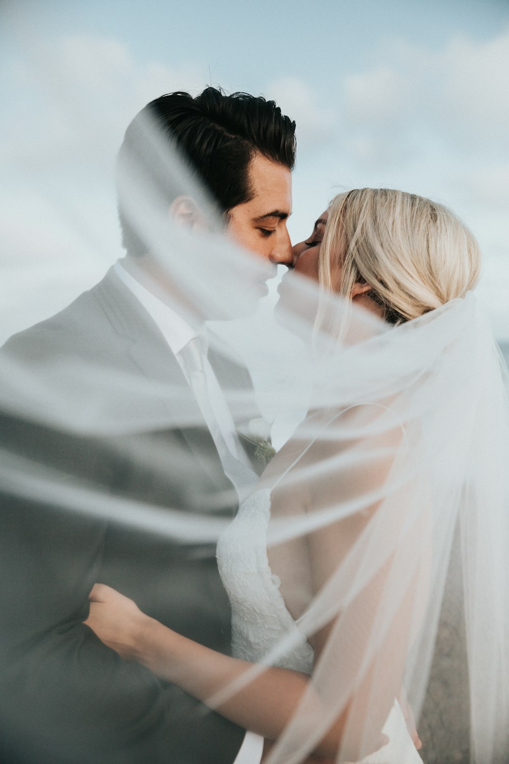 Sposo e ponte in procinto di baciarsi durante il giorno