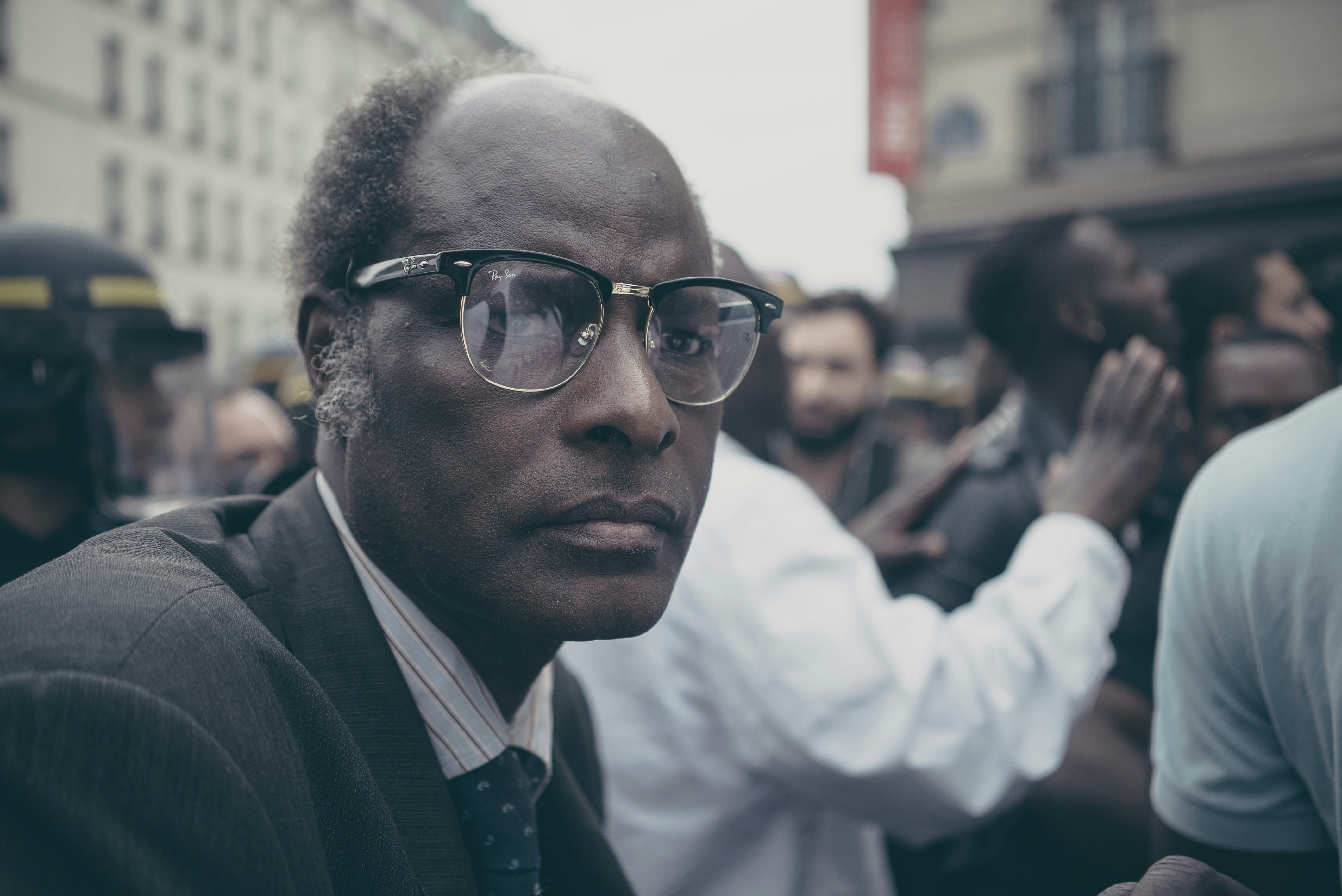 セレクティブフォーカス写真で群衆の近くに座っている男性