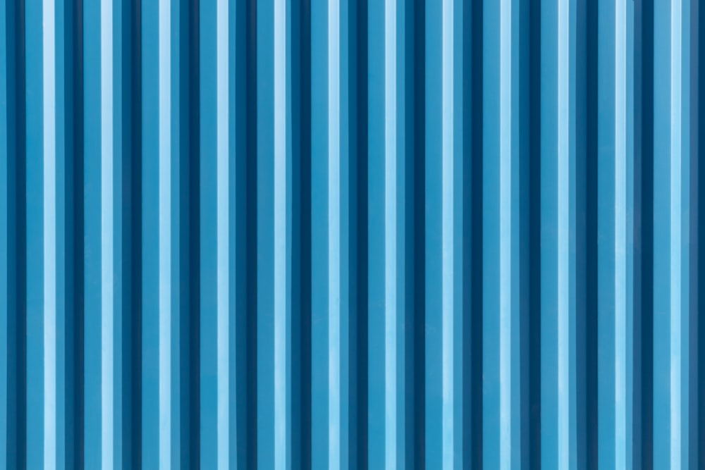Eine Nahaufnahme eines blauen Hintergrunds mit vertikalen Linien