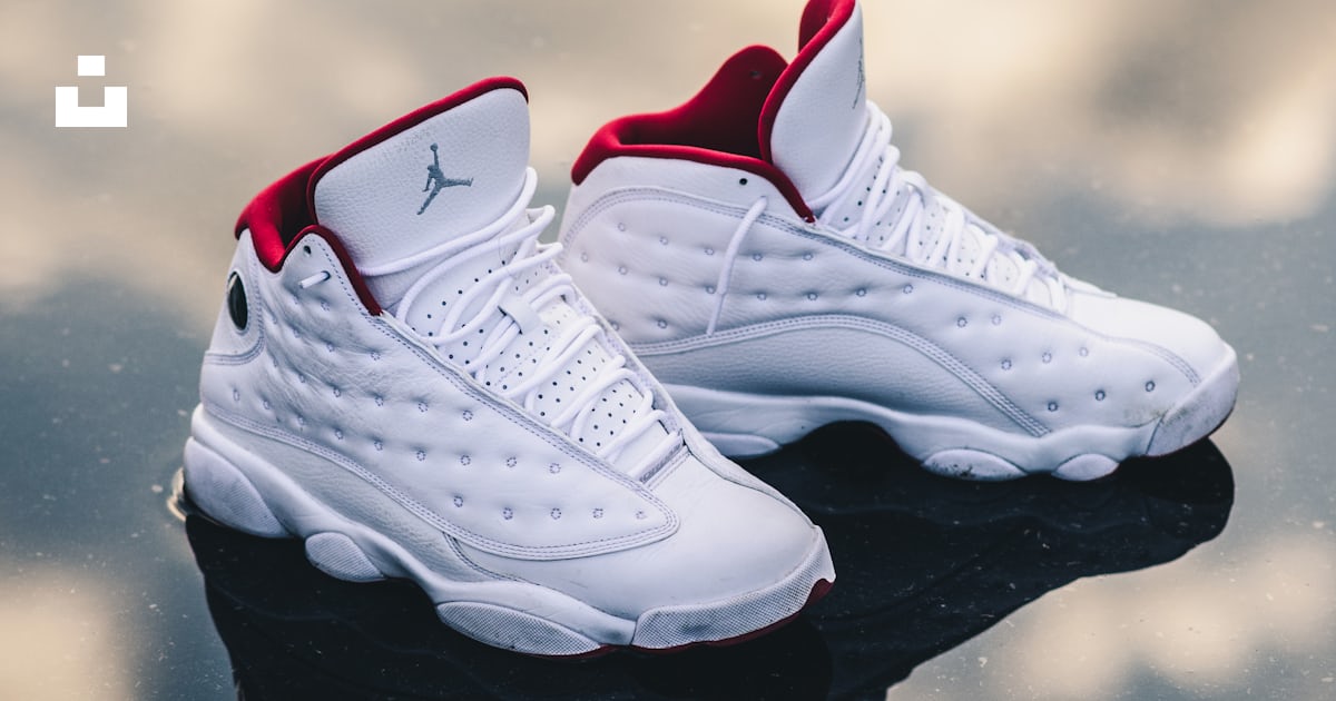 Foto Air Jordan 13 blanco y rojo Imagen Zapato gratis en Unsplash