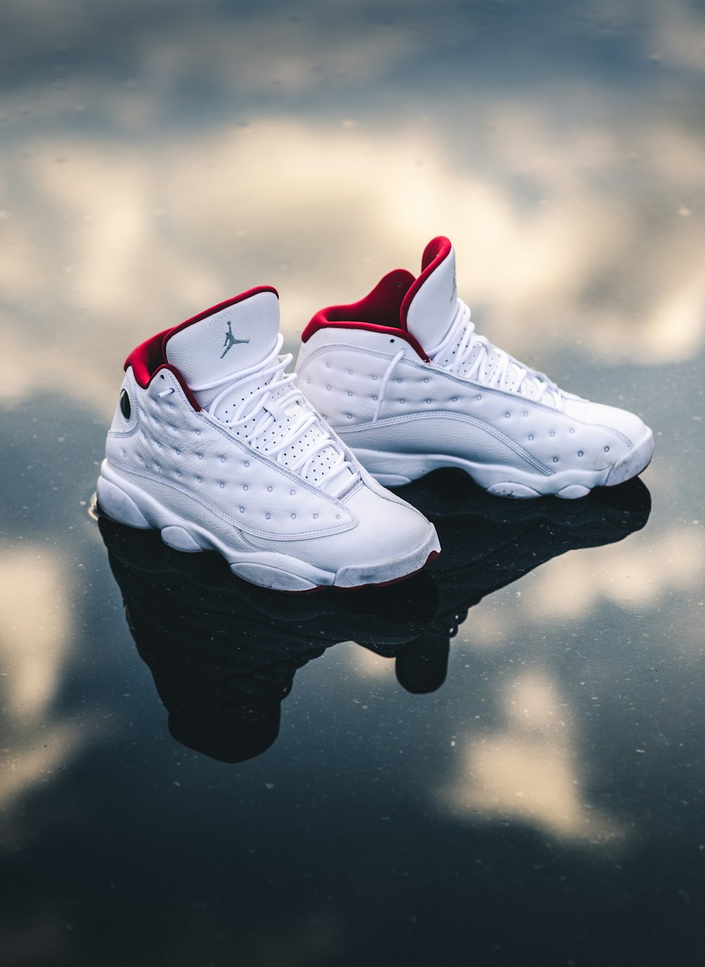 Foto Air Jordan 13 en blanco y rojo – Imagen Zapato gratis en Unsplash