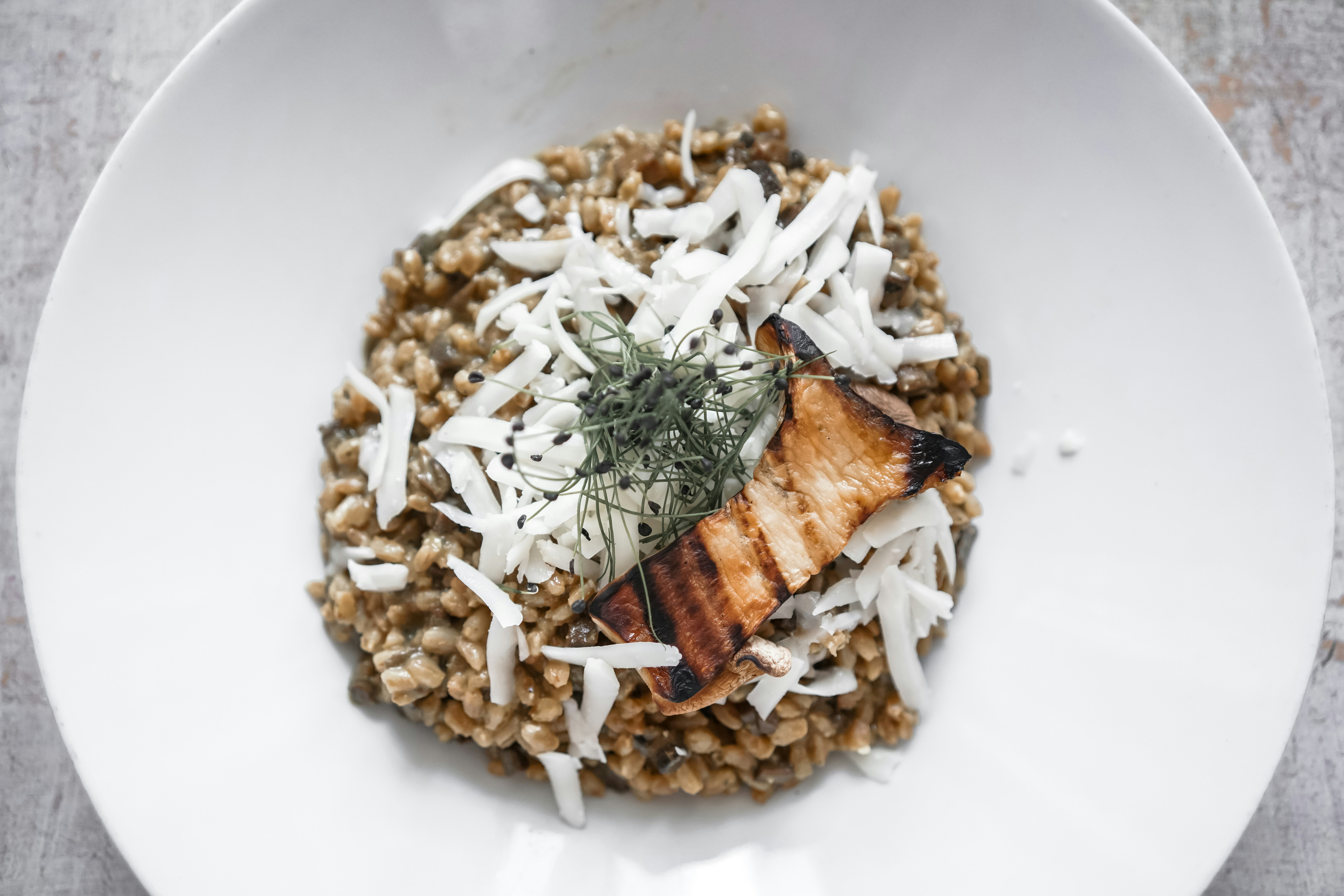 in Scheiben geschnittene Zwiebel auf weißem Keramikteller