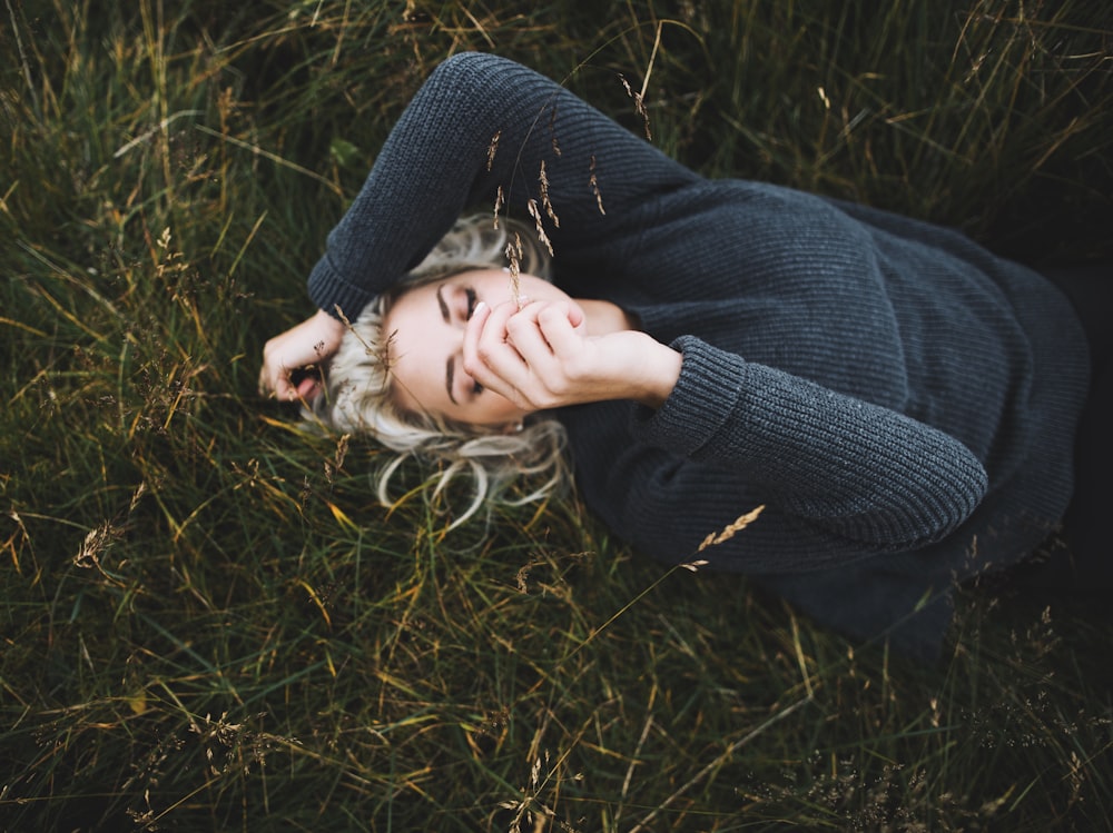 donna che indossa maglione