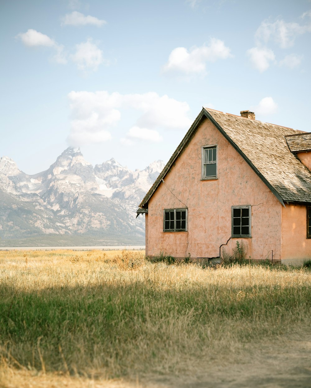 Haus mit Gras umgeben