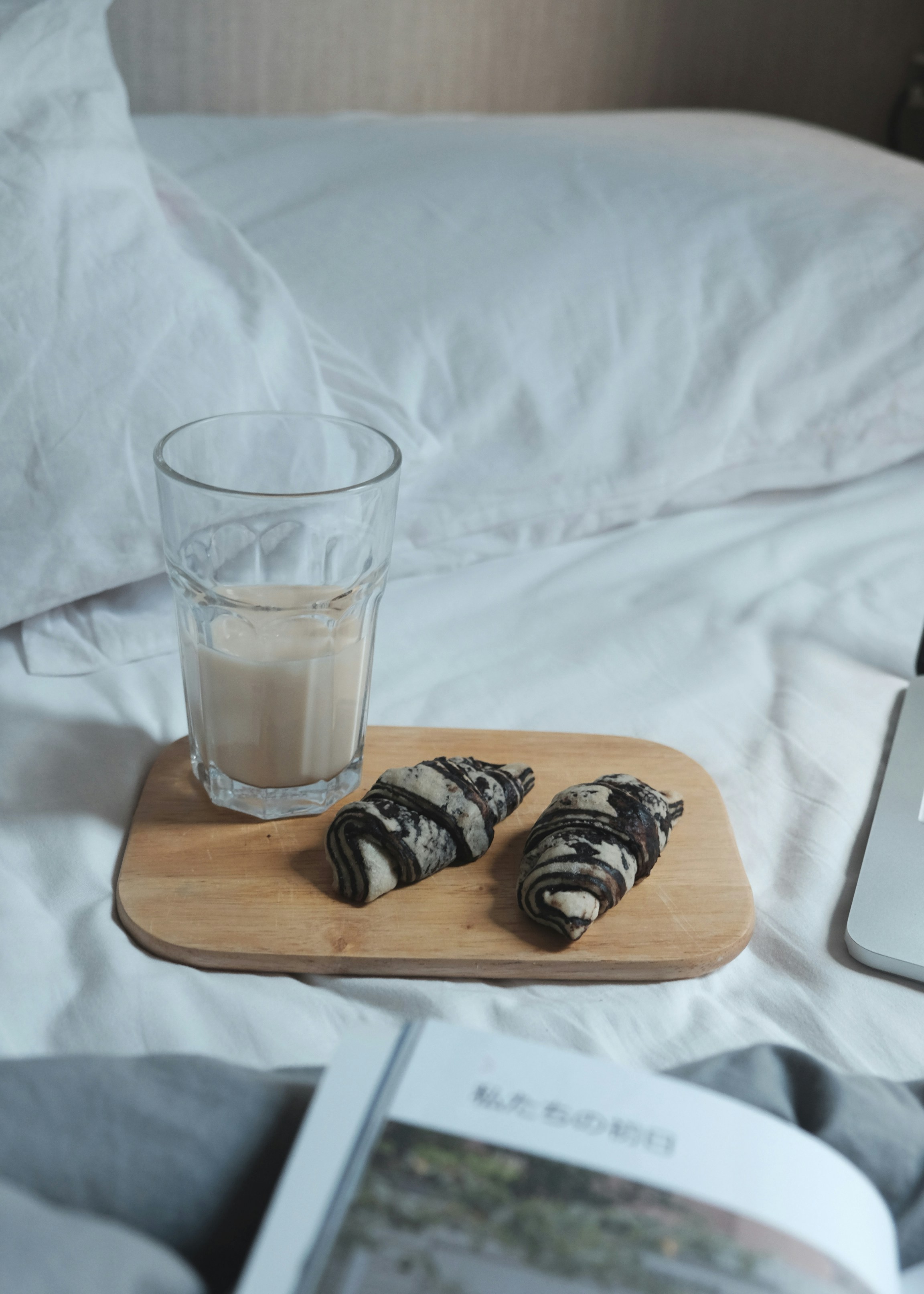 白い液体で満たされたコップを木の板に盛って