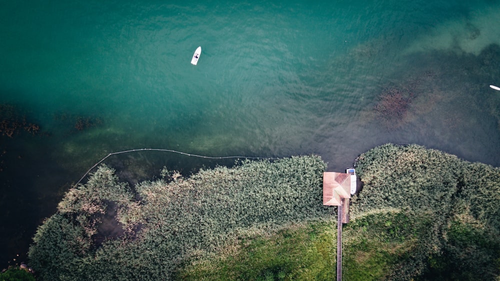Luftaufnahme des Gewässers in der Nähe der Insel bei Tag